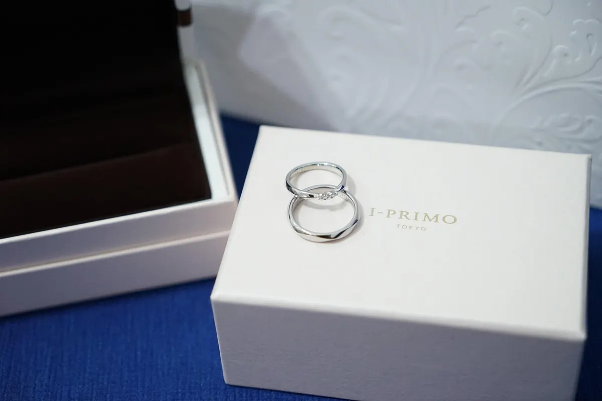 White Topaz vs Blue Topaz Engagement Rings: A Comparison Guide